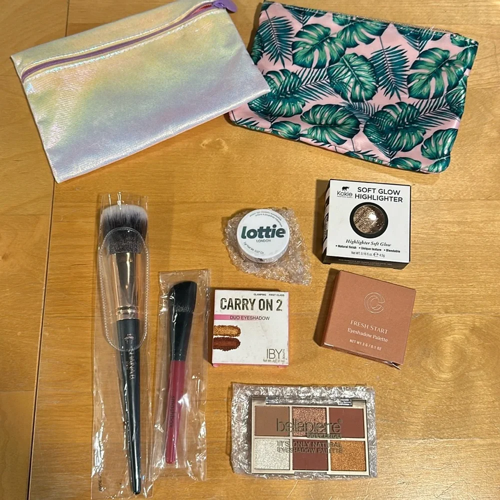 LOT of makeup samples with 2 brushes and 2 mini bags